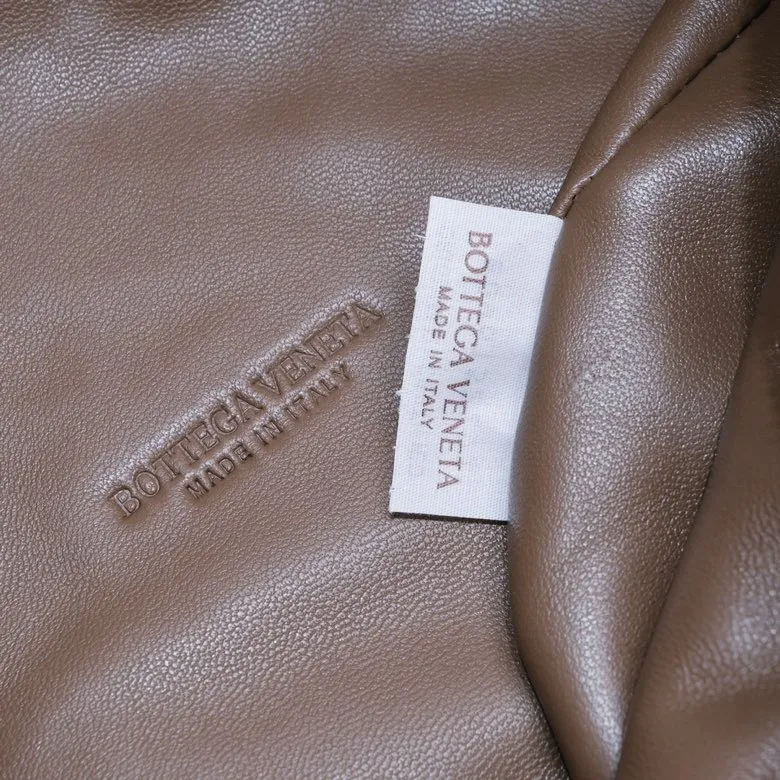 Batch 1460 BV Bottega Veneta 2022 Early Spring New Ladies Medium JODIE Handbag BV Bag 🔥The new method is to round the corners on the original basis and knot the round hobo bag with classic woven leather. The most iconic triangular pull-out design, using sheepskin draped soft shape, is super suitable for concave shapes~ Jodie feels really gentle to people, and is definitely the best item for daily matching. It has the same weave, new elements and twists, and is versatile. It is the new favorite of street style Internet celebrities! Size: 36*21*13 Model: 6697